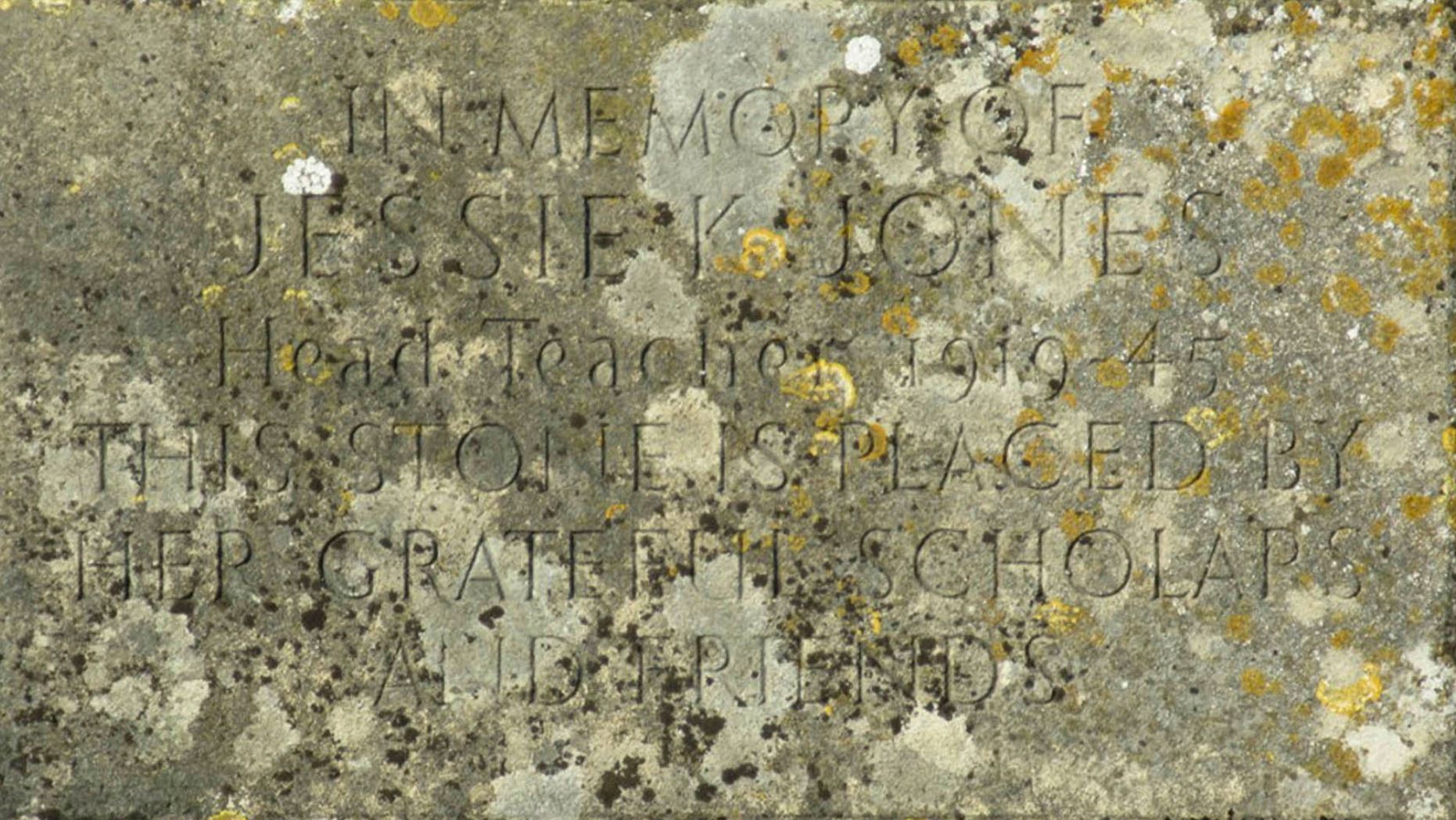 Memorial to Jessie Jones, set in the churchyard wall at Idbury
